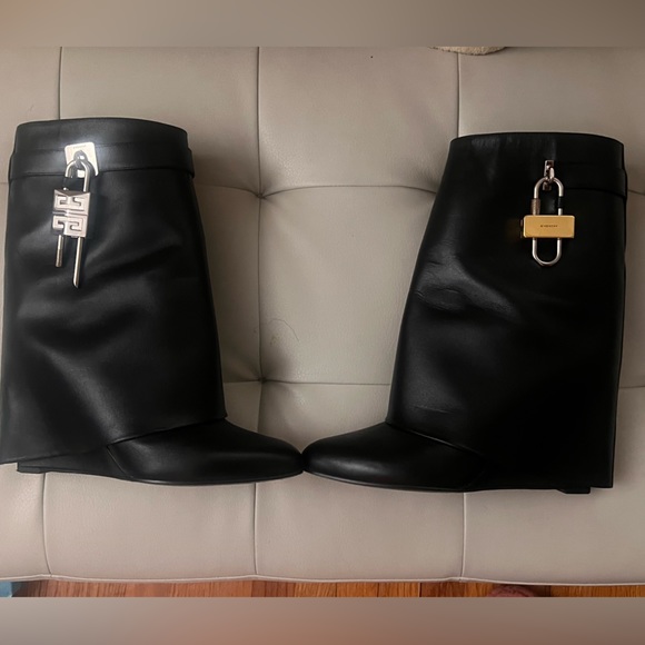 Givenchy Shark Lock ankle boots in leather - Picture 3 of 12